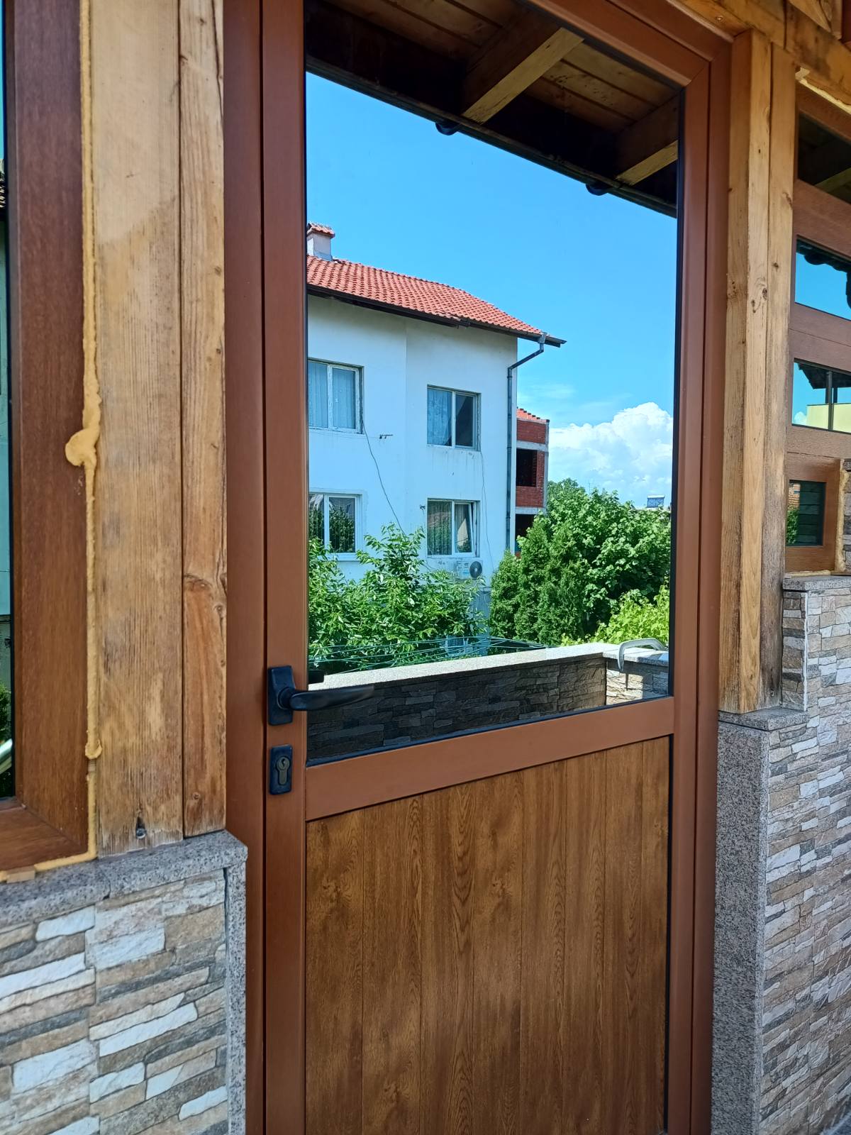 Врати с прозорци